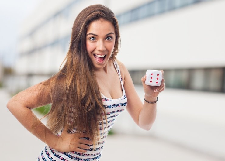 Antarmuka Live Game Shows sihir jitu dengan host, chat pemain, dan papan hasil real-time
